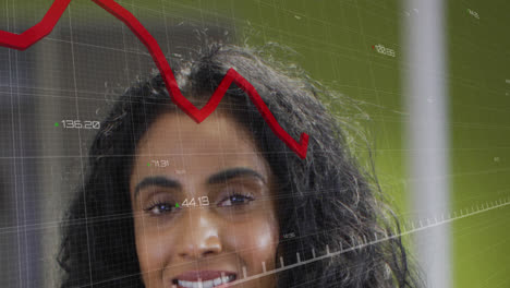 Animation-Der-Statistischen-Datenverarbeitung-über-Einem-Nahaufnahmeporträt-Einer-Biracial-Frau,-Die-Im-Büro-Lächelt