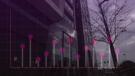 Animation-Von-Grafik-Und-Computersprache-über-Einer-Niedrigen-Winkelansicht-Des-Gebäudes-Vor-Bewölktem-Himmel