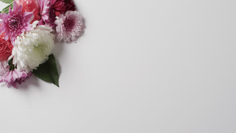 Video-Eines-Straußes-Rosa-Und-Weißer-Blumen-Und-Kopierraum-Auf-Weißem-Hintergrund