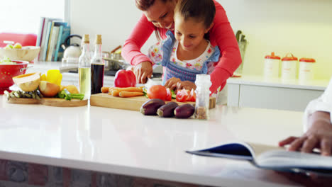 Mutter-Hilft-Tochter-Beim-Gemüseschneiden-In-Der-Küche-4k