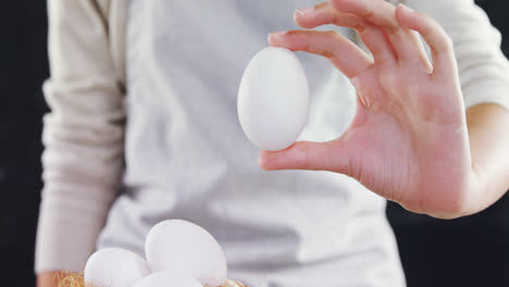 Mujer-Sosteniendo-Huevos-Blancos-4k