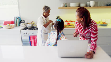Familia-Feliz-Usando-Una-Computadora-Portátil-En-La-Encimera-De-La-Cocina-4k