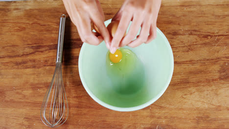 Woman-breaking-eggs-in-bowl-4k