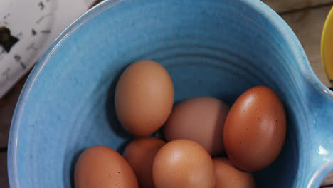 Huevos-Marrones-Y-Harina-Sobre-Mesa-De-Madera-4k