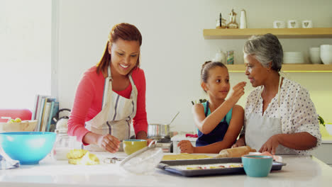 Feliz-Familia-Multigeneracional-Preparando-Pan-De-Jengibre-En-La-Cocina-4k