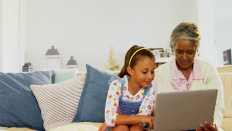 Großmutter-Und-Enkelin-Nutzen-Laptop-Im-Wohnzimmer-4K