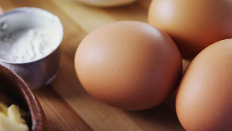 Varios-Ingredientes-Y-Huevos-Marrones-Sobre-Mesa-De-Madera-4k