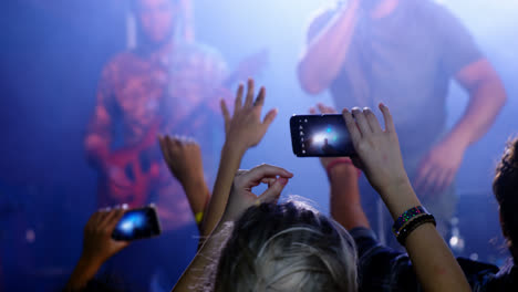 Audience-recording-video-of-musical-band-on-mobile-phone-4k