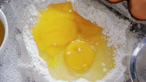 Egg-yolk-mixed-with-flour-4k