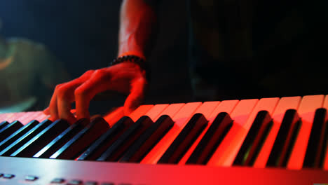 Musiker-Spielt-E-Piano-4k