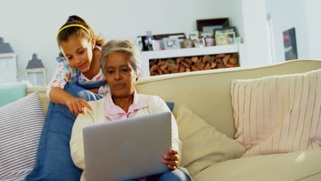 Großmutter-Und-Enkelin-Nutzen-Laptop-Im-Wohnzimmer-4K