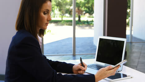 Geschäftsfrau-Arbeitet-Am-Laptop-Am-Schreibtisch-4k