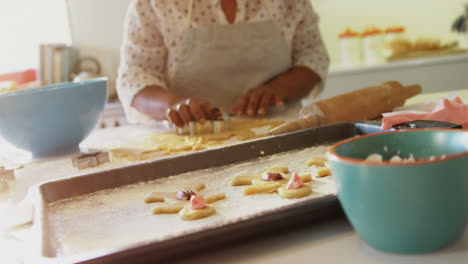 Lächelnde-ältere-Frau,-Die-Kekse-In-Der-Küche-Zubereitet-4k