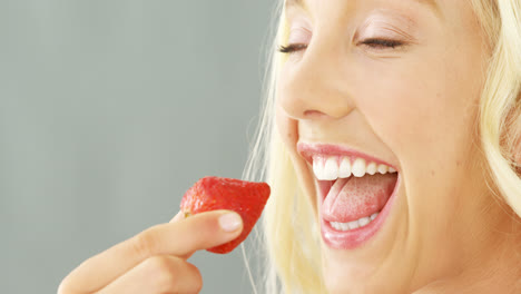 Nahaufnahme-Einer-Schönen-Frau,-Die-Erdbeeren-In-Einer-Schüssel-Isst