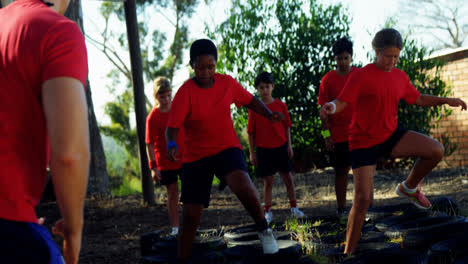 Trainer-Trainiert-Kinder-Im-Bootcamp