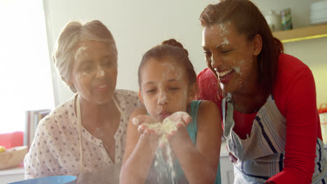 Glückliche-Familie-Mit-Mehreren-Generationen,-Die-Mehl-In-Die-Küche-Bläst-4k