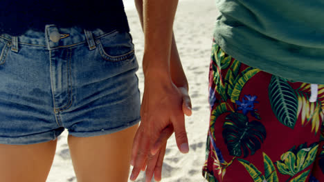 Couple-holding-hands-on-the-beach-4k