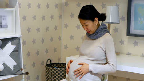 Mujer-Embarazada-Tocándose-El-Vientre-En-Casa-4k