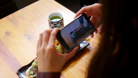 Mujer-Tomando-Fotos-De-Sushi-Con-Teléfono-Móvil-4k