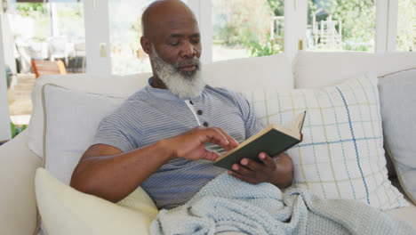 älterer-Afroamerikaner-Liest-Buch