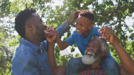 Afroamerikaner-Verbringt-Zeit-Mit-Seinem-Vater-Und-Seinem-Sohn