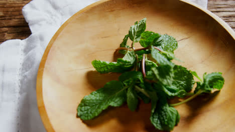 Fresh-mint-leaves-in-wooden-plate-4k