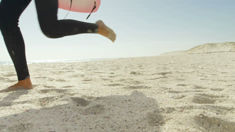 Surfista-Con-Tabla-De-Surf-Corriendo-En-La-Playa-4k-4k