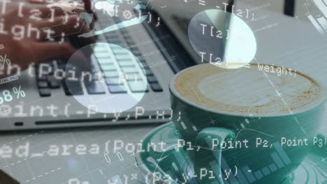 Person-Tippt-Mit-Einer-Tasse-Kaffee-Auf-Einem-Laptop