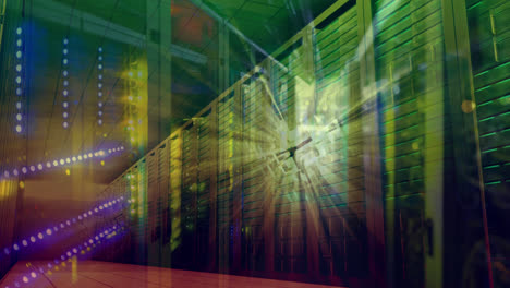 Rotierender-Lichtwürfel-Auf-Einem-Server-Netzwerkraum-Hintergrund