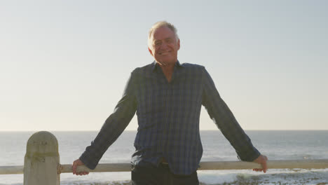 Front-view-of-senior-man-in-front-of-beach