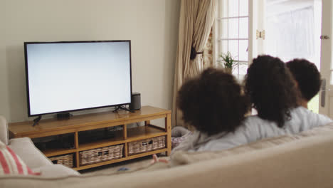 Mischlinge-Lesbisches-Paar-Und-Tochter-Vor-Dem-Fernseher-Auf-Der-Couch-Sitzen