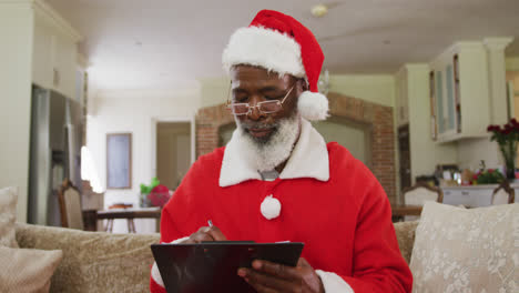 Älterer-Afroamerikanischer-Mann-Im-Weihnachtsmannkostüm-Zur-Weihnachtszeit