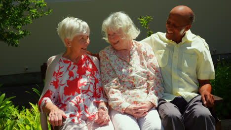 Eine-Gruppe-Aktiver-Seniorenfreunde-Gemischter-Herkunft,-Die-Im-Garten-Eines-Pflegeheims-Miteinander-Interagieren-