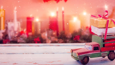 Modellauto-Mit-Geschenken-Auf-Dem-Dach-Und-Verschwommenem-Hintergrund-Aus-Kerzen-Kombiniert-Mit-Fallendem-Schnee