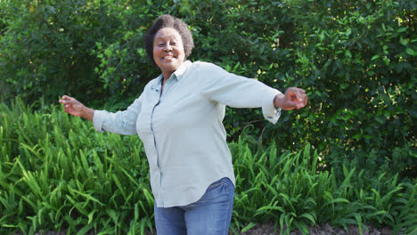 Afroamerikanische-ältere-Frau-Tanzt-Im-Garten