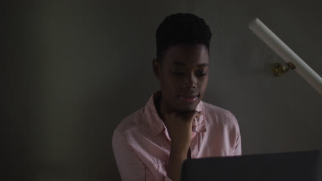 Afroamerikanische-Frau-Benutzt-Laptop,-Während-Sie-Von-Zu-Hause-Aus-Arbeitet