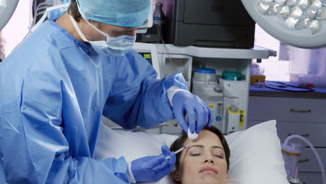Patient-Und-Chirurg-Während-Eines-Kosmetischen-Eingriffs