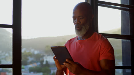 Hombre-Mayor-Usando-Tableta-Digital-En-Casa-4k