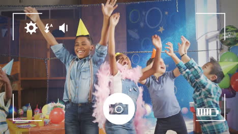 Fotografieren-Von-Kindern-Auf-Einer-Geburtstagsfeier-Mit-Einer-Digitalkamera