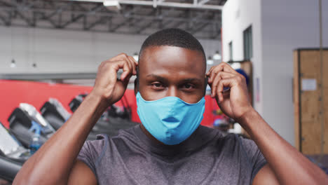 Fitter-Afroamerikaner-Mit-Gesichtsmaske-Im-Fitnessstudio