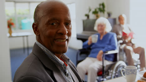 Seitenansicht-Eines-Lächelnden-Afroamerikanischen-Seniors-Im-Pflegeheim-4k