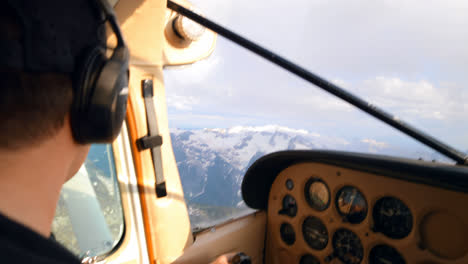 Piloto-De-Avión-Volando-Sobre-Montañas-Cubiertas-De-Nieve-4k