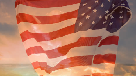 Hombre-Sosteniendo-Una-Bandera-Americana-Y-Una-Puesta-De-Sol
