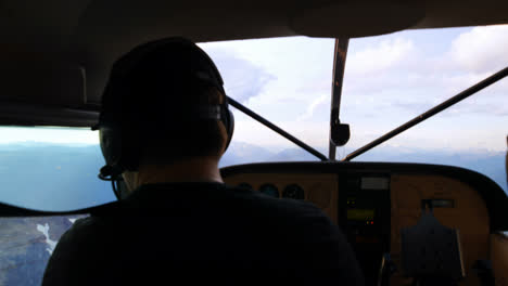 Piloto-De-Avión-Volando-Sobre-Montañas-Cubiertas-De-Nieve-4k