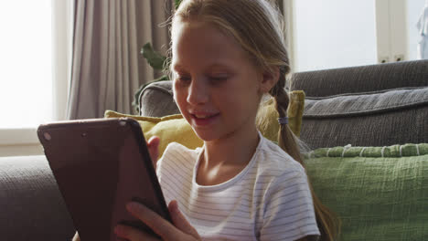 Kleines-Kaukasisches-Mädchen-Mit-Digitalem-Tablet