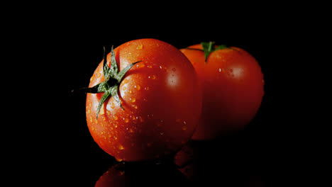 Nahaufnahme-Von-Wasser,-Das-Auf-Frische-Tomaten-Gegossen-Wird-4K