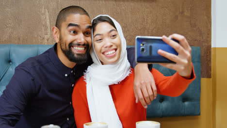 Couple-taking-selfie-in-cafeteria-4k