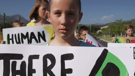 Mädchen-Mit-Schild-Zum-Klimawandel-Bei-Einer-Protestkundgebung