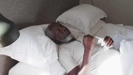 Kranker-älterer-Afroamerikanischer-Mann,-Der-Zu-Hause-Auf-Dem-Bett-Liegt