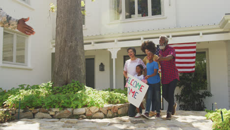 Afroamerikaner-Kommt-Mit-Seiner-Familie-Nach-Hause